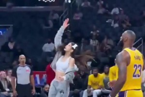 AI技术太牛逼了！单挑詹姆斯成了一件非常轻松的事！_录像