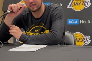 东契奇：我是凯特琳·克拉克的铁粉！有机会肯定要去现场看她打球_录像